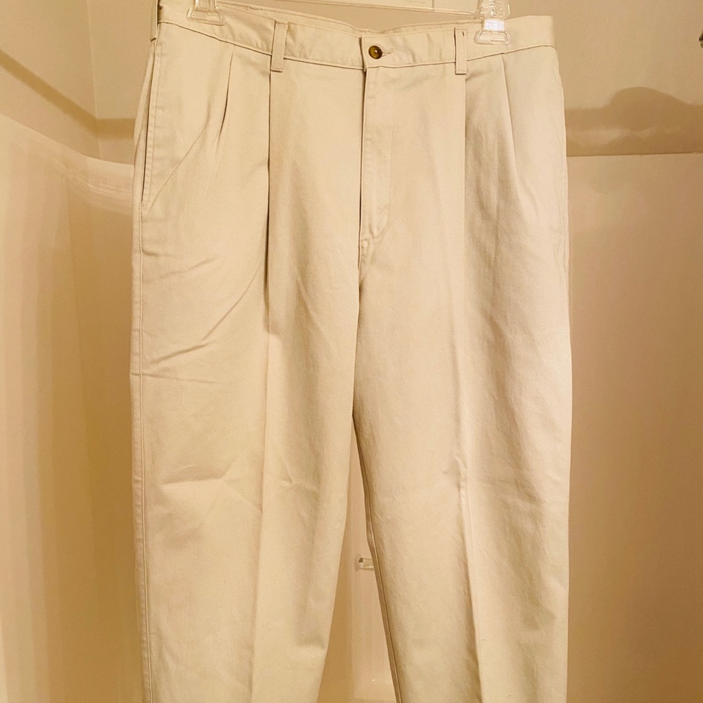 Men’s Van Heusen khaki style pants